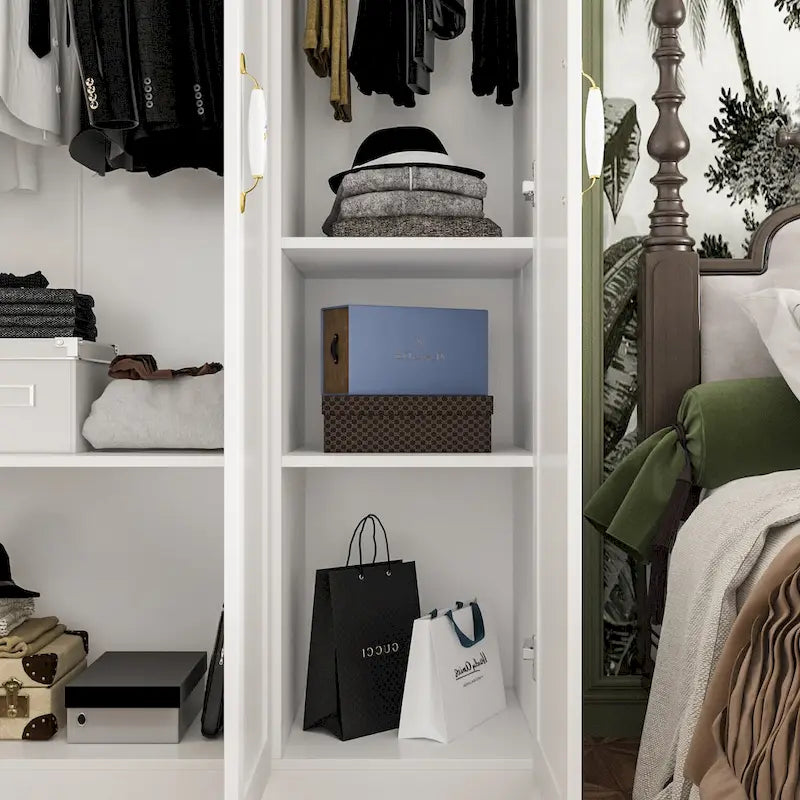 Armário de 47.2W com três portas, duas barras para roupa e puxador floral dourado