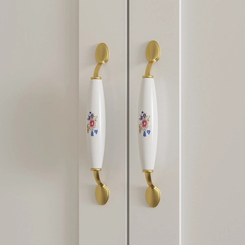 Armário de 47.2W com três portas, duas barras para roupa e puxador floral dourado