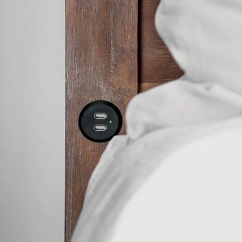Rustikální dřevěná postel s úložnými zásuvkami a čelem s USB porty