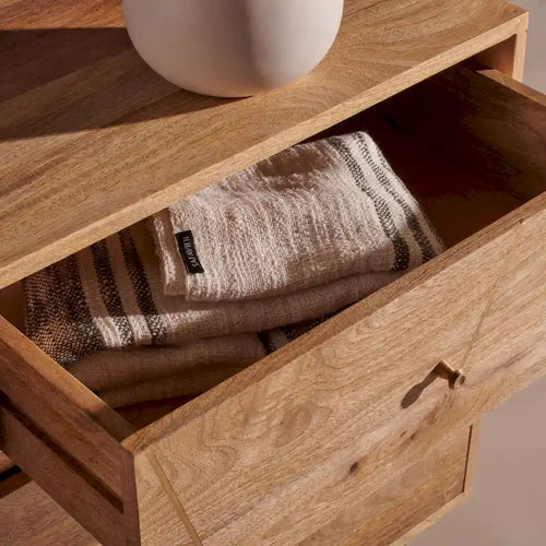 Cómoda com pernas em grampo e 6 gavetas